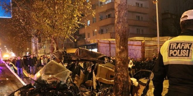 Denizli'de otomobil a�aca �arpt�: 1 �l�, 3 yaral�