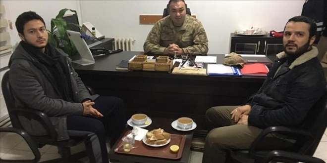 Donmak üzere olan vatandaşları jandarma kurtardı