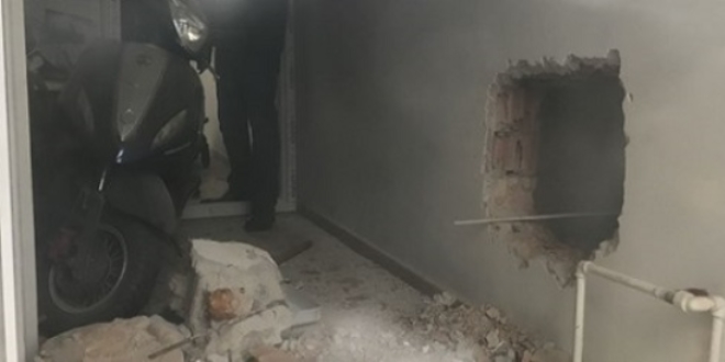 Duvar� delip kuyumcudan 4,5 kilo alt�n �ald�lar