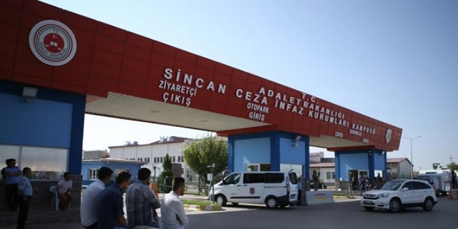 Darbeciler Türk bayrağı taşıyan vatandaşı başından vurmuş