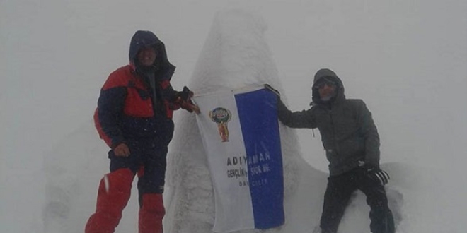 Eksi 22 derecede Nemrut Dağı'na tırmandılar