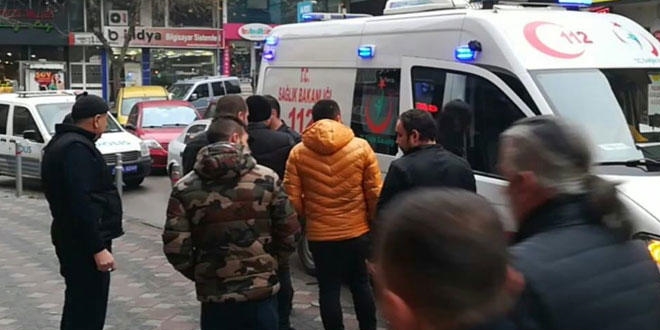 Liselilerin kavgas�n� ay�rmak isterken b��akland�