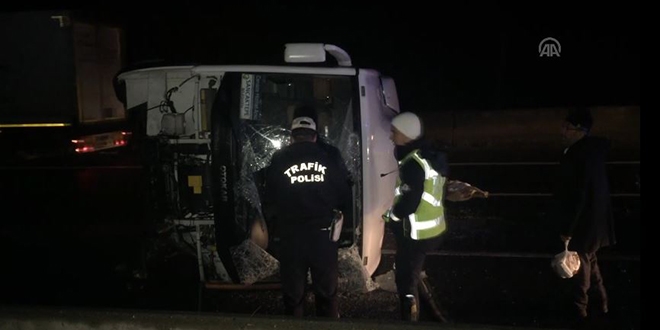 Bolu'da cenazeden d�nenen midib�s devrildi: 12 yaral�