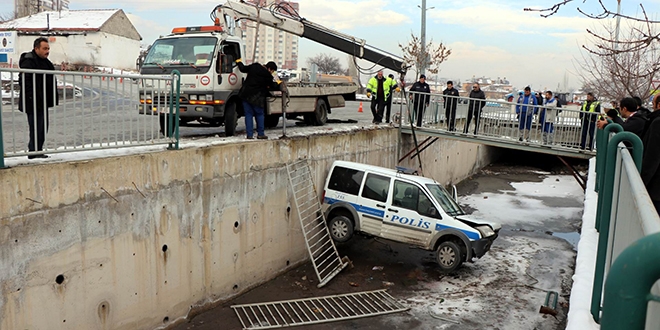 Kayseri'de polis otosu kanala düştü: 2 yaralı