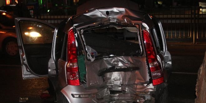 İzmir'de elektrik direğine çarpan araçta 1 kişi öldü, 2 kişi yaralandı