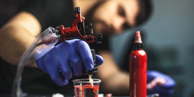 Renkli dövmeler alerjik reaksiyon riskini artırıyor