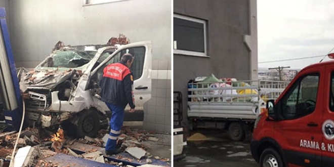 Kamyonet duvarı delip iş yerine girdi: 2 yaralı