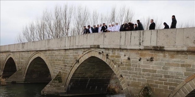 Tarihi ya�atmak i�in nehre pilav d�kt�ler