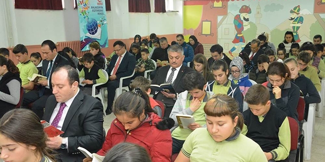 Vali Yaz�c�, ��renciler ile kitap okudu