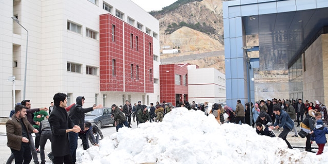 Rekt�rden ��rencilerine kar s�rprizi