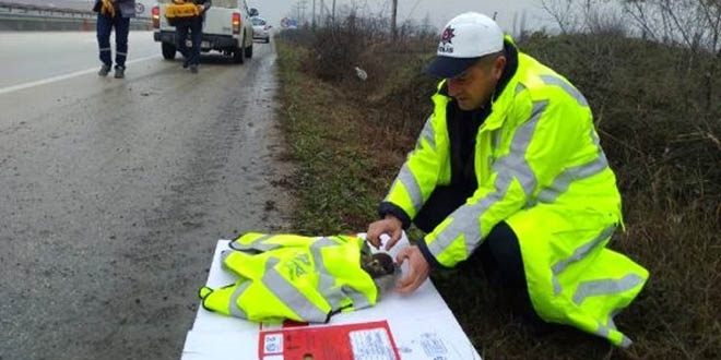 Polis memuru, yaral� �ahinin �zerine yele�ini �rtt�