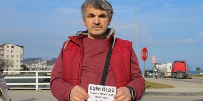 Sokaklara astığı ilanla eş arıyor