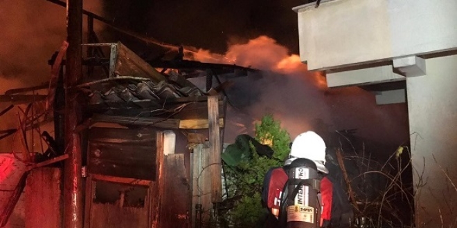 Düzce'de tek katlı ev yandı