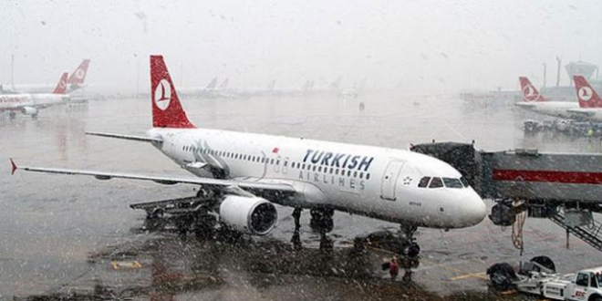 Olumsuz hava koşulları uçak seferlerini vurdu