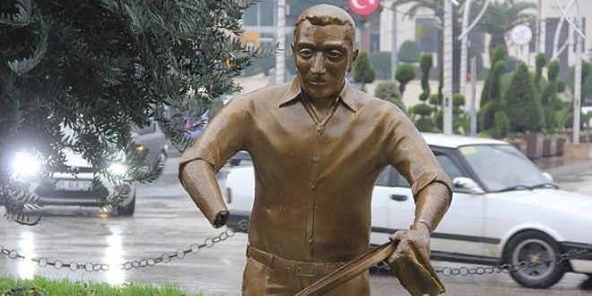'Künefe çeviren adam' heykelinin bu kez ellerini kırdılar