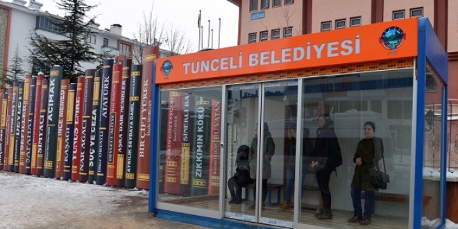 Kütüphane gibi otobüs durakları