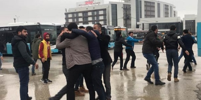 Otobüs şoförleri ve öğrenciler birbirine girdi