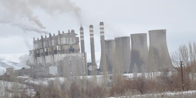 Kahramanmaraş'ın Afşin ilçesinde köylünün üstüne kül yağıyor