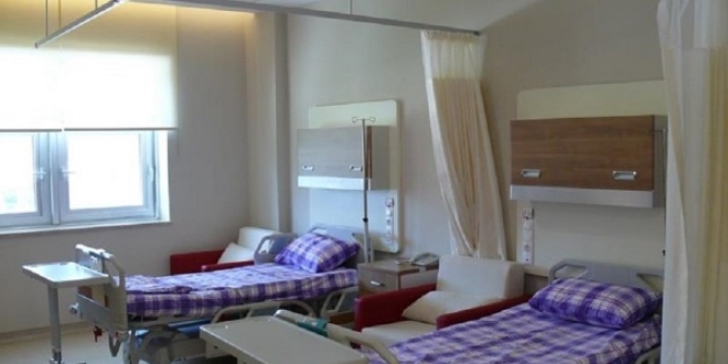 Ailesi ile hastanede kalan başhekim, görevden alındı