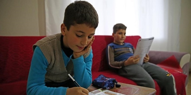 Evleri yıkılmak üzere olan aile sıcak yuvaya kavuştu