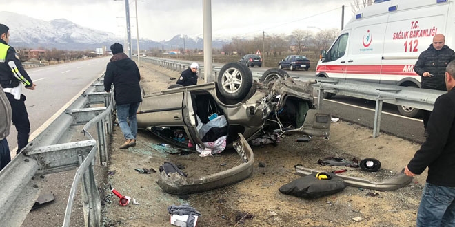 Yola çıkan köpeğe çarpan otomobildeki 2 asker yaralandı