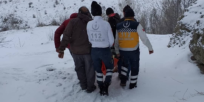 112 ekibi hastayı battaniyeyle 1 kilometre taşıdı