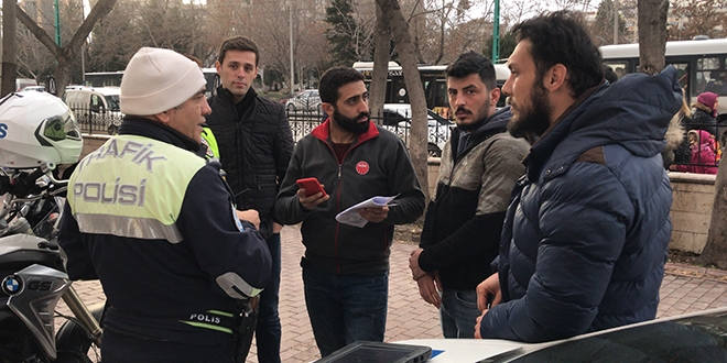 148 km hızla polis aracının yanından geçti