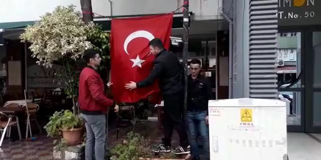 Çarşı iznine çıkan askerlerin bayrak hassasiyeti