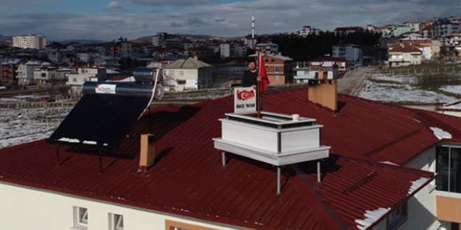 Yaptığı mermer mezarı evinin çatısında sergiliyor