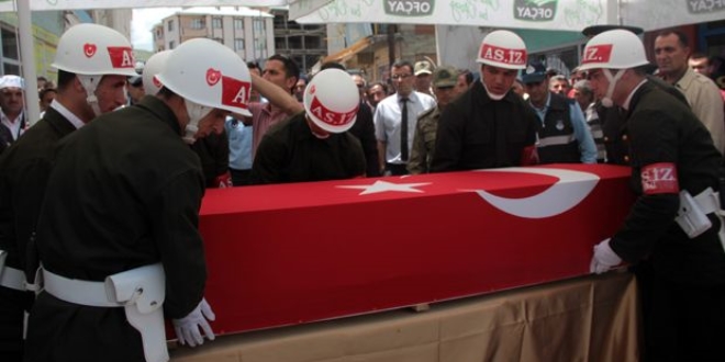Vatani görevini yaparken ölen asker toprağa verildi