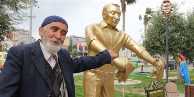 'Künefe çeviren adam' heykeli tamir edilecek