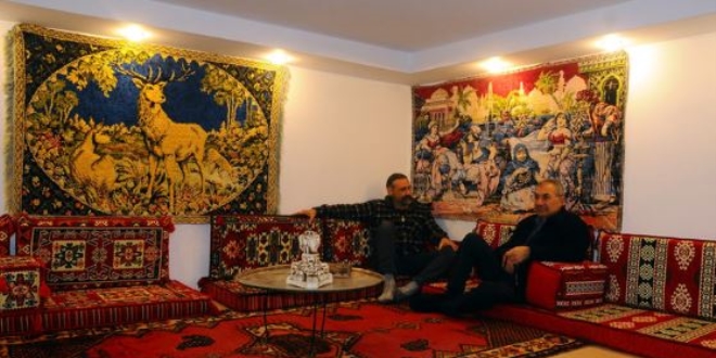Üniversite mezunu halıcı, iş yerinde geçmişi yaşatıyor