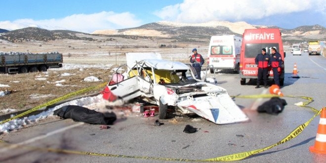 Burdur'da otomobil ile tır çarpıştı: 2 ölü, 1 yaralı