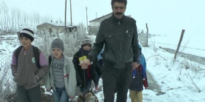 Çocuklar Üşümesin diye 'Çadır Durak' Yaptı