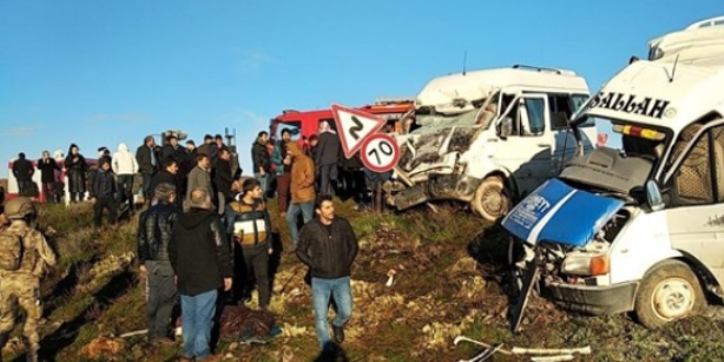 Öğrenci servisi ile işçi servisi çarpıştı: 3 ölü, 13 yaralı