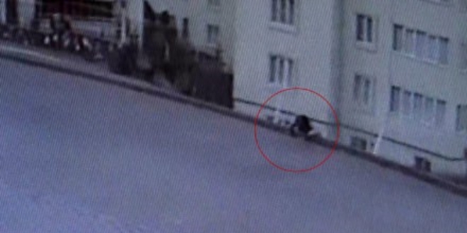 İstinat duvarı çöktü, yoldan geçen kadın kaldırımda asılı kaldı