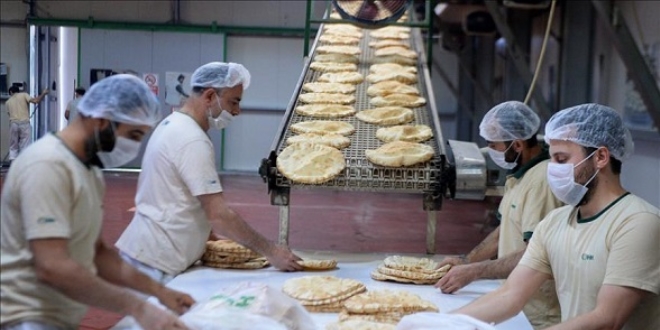 Sınır ötesine 8 yıldır sıcak yemek ve ekmek ulaştırıyorlar