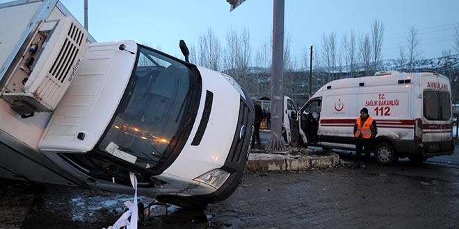 Bingöl'de ambulans ile kamyonet çarpıştı: 9 yaralı