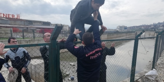 Cep telefonunu almak isterken sulama kanalına düştü
