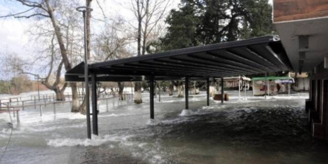 Manavgat Şelalesi taştı, iş yerleri su altında kaldı
