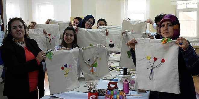 Liselilerden doğaya bez çantalı destek