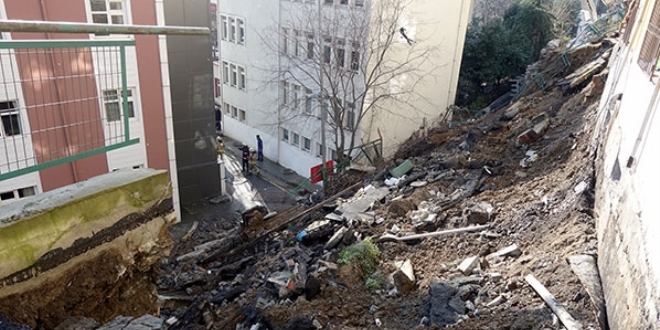 İstinat duvarı hastanenin bahçesine yıkıldı