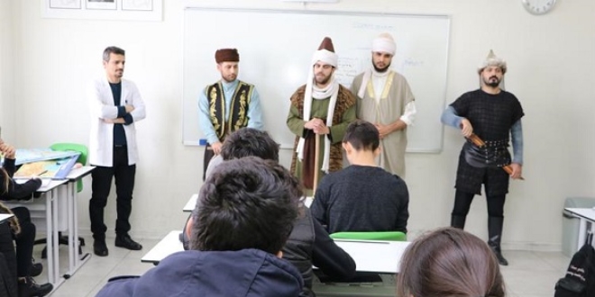 Sınıflarda 'çat kapı' tarihi şahsiyetleri canlandırıyorlar