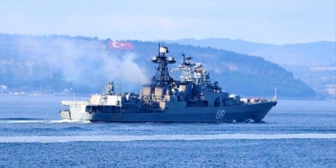 Rus askeri gemisi Çanakkale Boğazı'ndan geçti