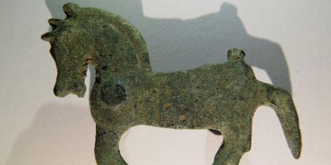 Durdurulan otomobilden tarihi eser fışkırdı