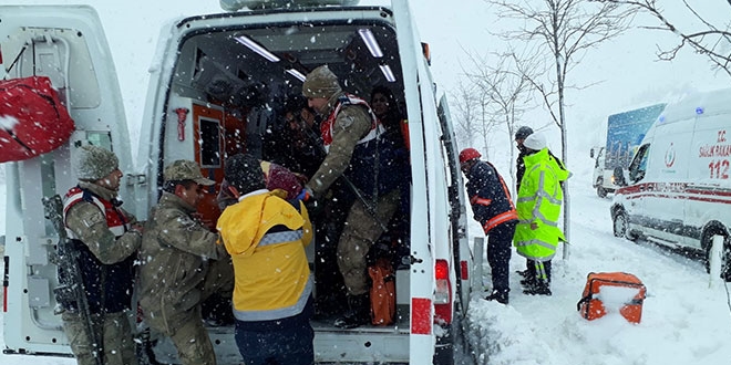 Malatya'da ambulans ile kamyonet arpt: 4 yaral