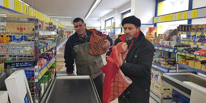 Babadan kalma heybelerle market alışverişi yaptılar