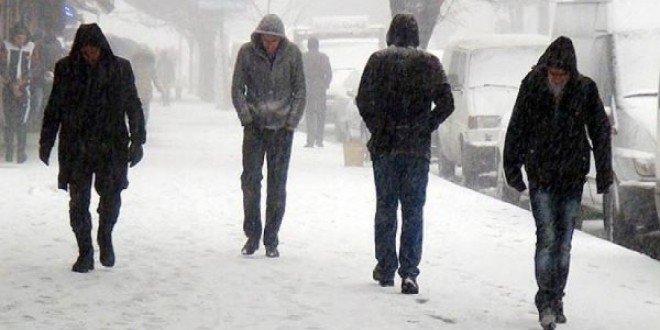 Karlı havada eller cepte yürümeyin uyarısı