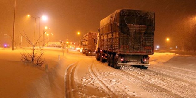 Kar ve tipi nedeniyle kapatılan yollar kontrollü olarak açıldı