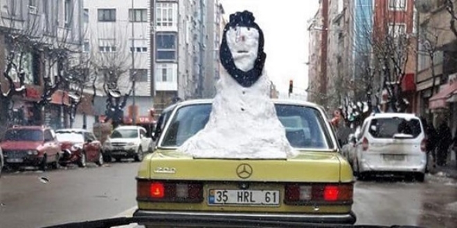 Kardan adamlı otomobil trafikte ilgi odağı oldu